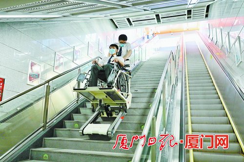 坐轮椅进地铁站上下楼梯怎么办?厦门这个站点有电动爬楼车"神器"