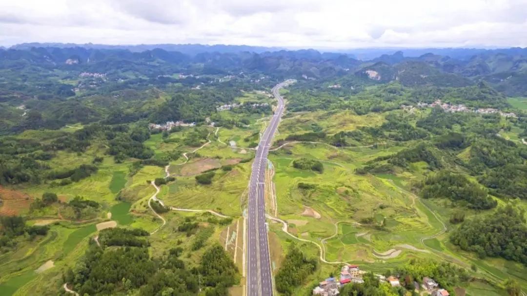 天峨 (黔桂界)至北海高速公路(平塘至天峨廣西段)位於河池市南丹縣