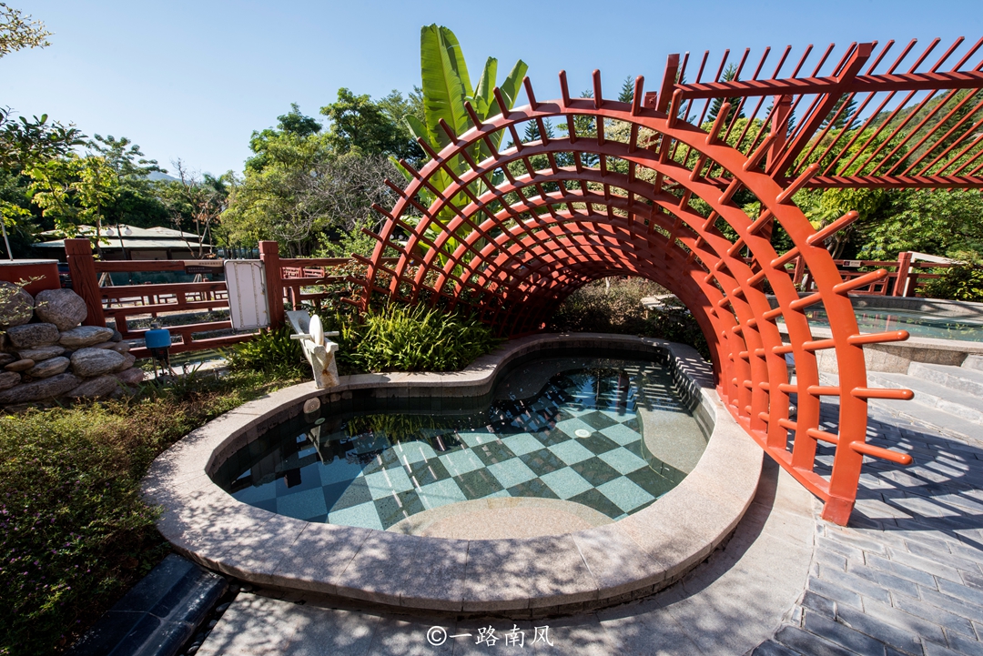 潮州"粤东第一温泉",外观像皇宫,广场上还盘着"两条龙"