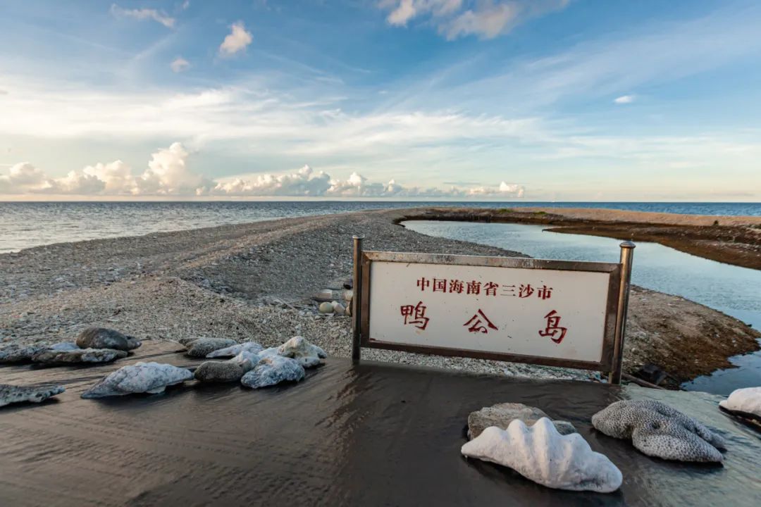 鸭公岛鸭公岛,几乎没有沙子,绝大部分由贝壳和珊瑚礁组成.