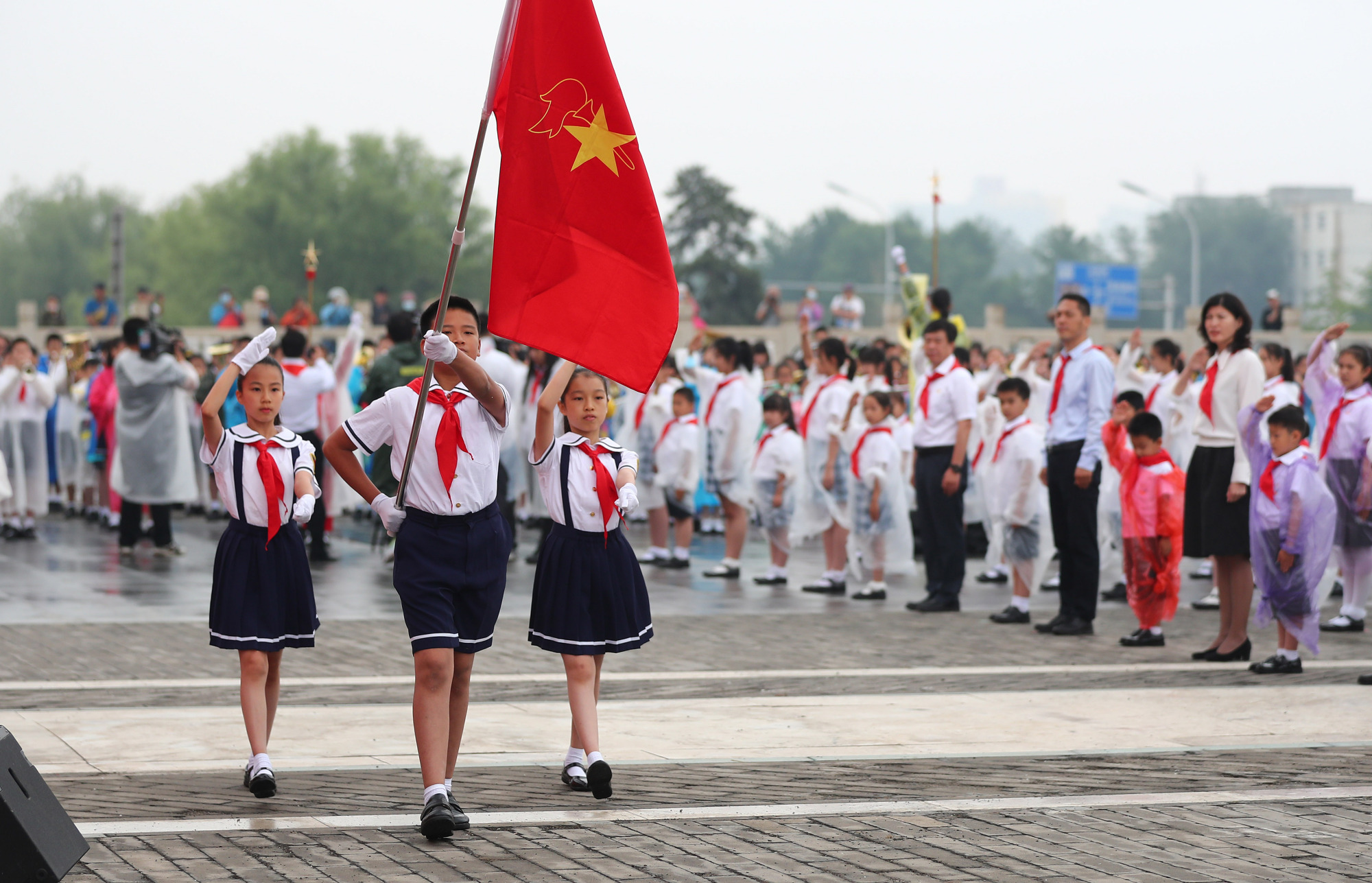 我是中国少年先锋队队员,我在队旗下宣誓!