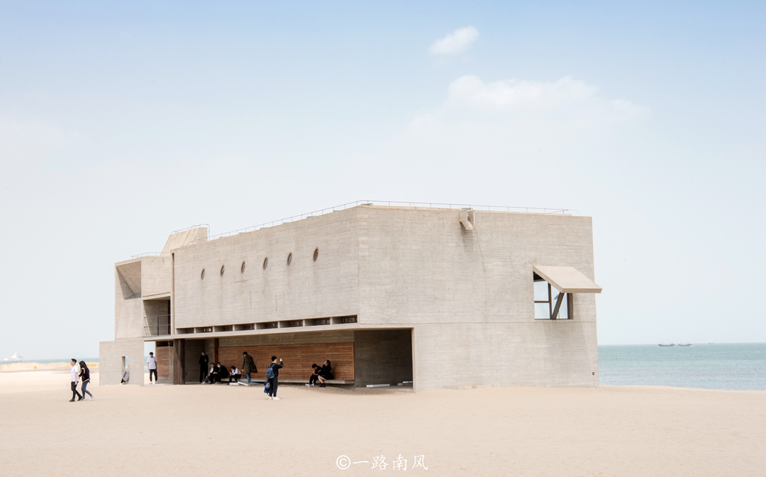 河北"最孤独"的图书馆,孤单耸立在北戴河海滩,离大海不足百米
