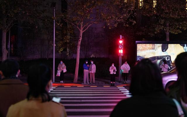 11月15日晚上6点半,市民在这一路口等红灯.新京报记者 王贵彬 摄