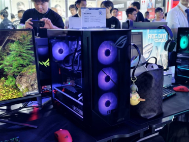 华硕发布ROG魔霸9X电脑：58L透明机箱 一秒变电竞房