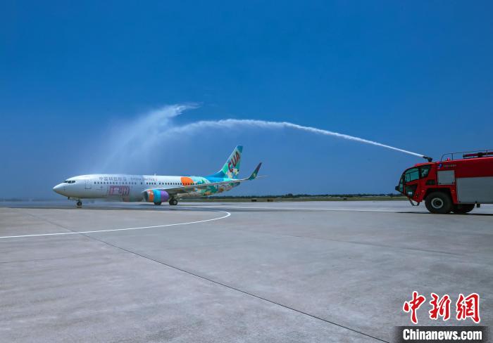 "温州号"彩绘飞机首航 打造浙江温州"空中名片"
