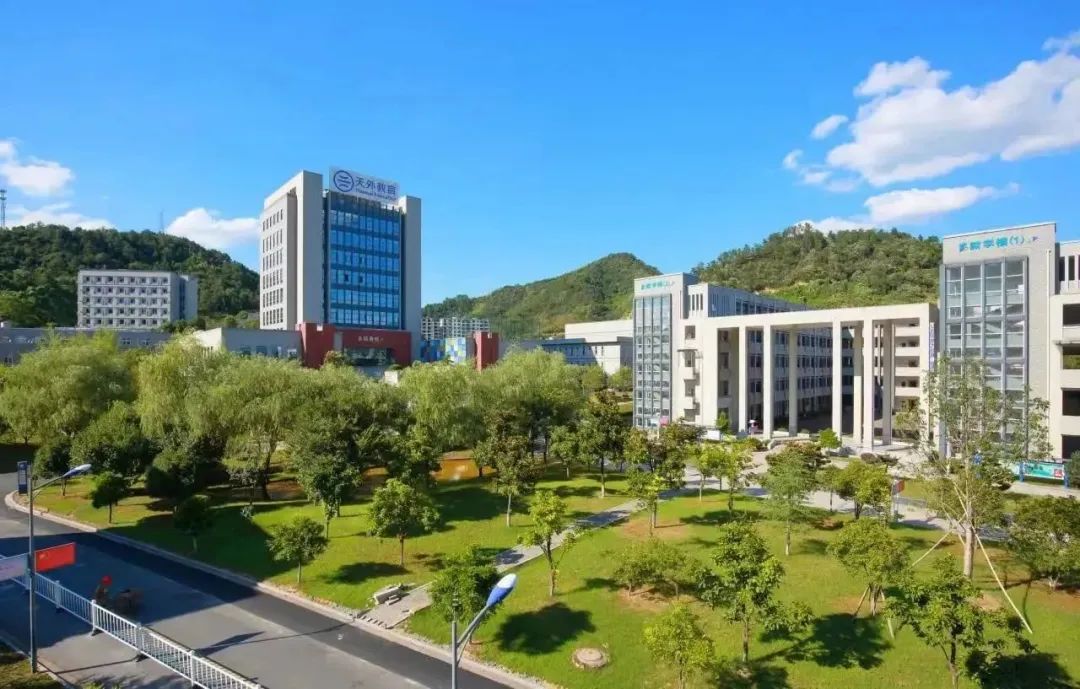 就在明天有直播有福利这场高中咨询会给中考生更多选择