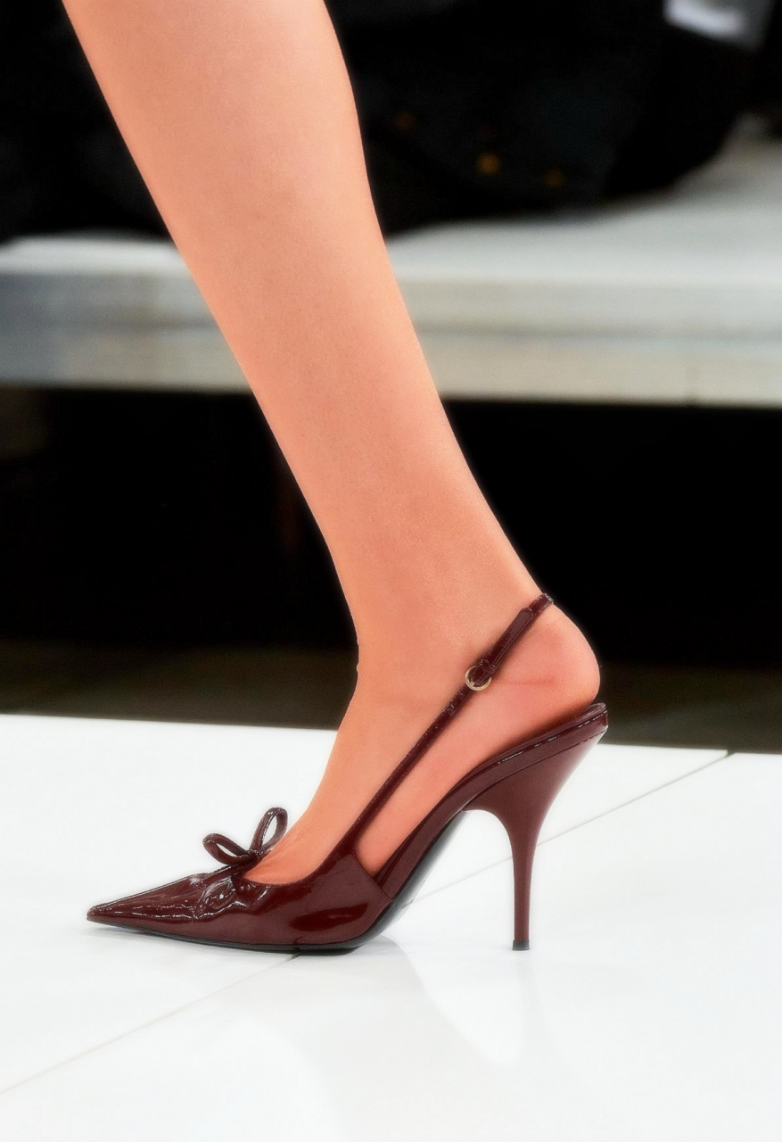 miumiu猫跟鞋,这双高跟鞋让人联想到踮着脚尖走路的猫,冰冷,慵懒,轻盈