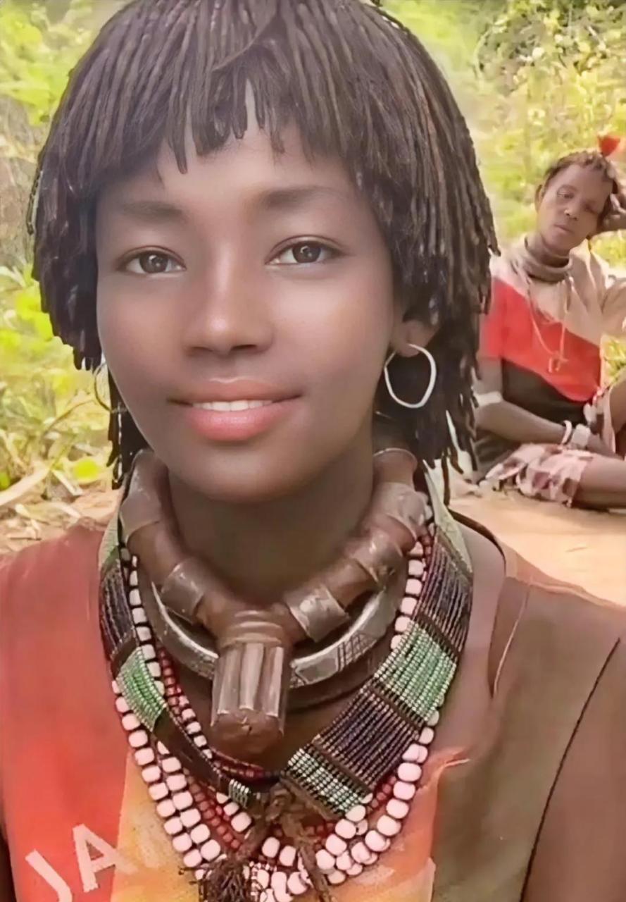 图一是非洲部落酋长的女儿,图二是本土美女.