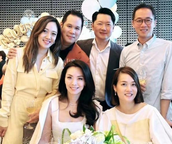 43岁的香港富三代郑志雯生下五胎,带着宝宝参加名流聚会,魅力十足