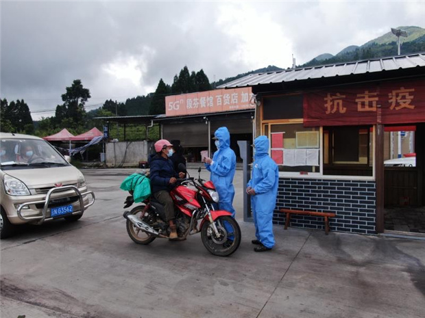 德宏盈江:疫情防控不松懈 卡点执勤不松劲