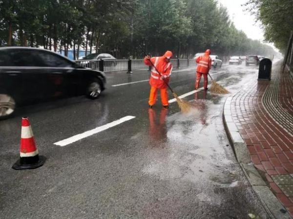 绿园区城管局雨中除尘降尘 打造洁净街路