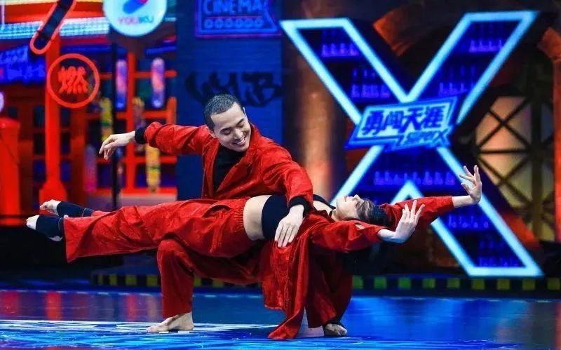 人物专访|这个夏天最火的"街舞喜剧人"——"霹雳毒鸡"鸡哥和我们聊了