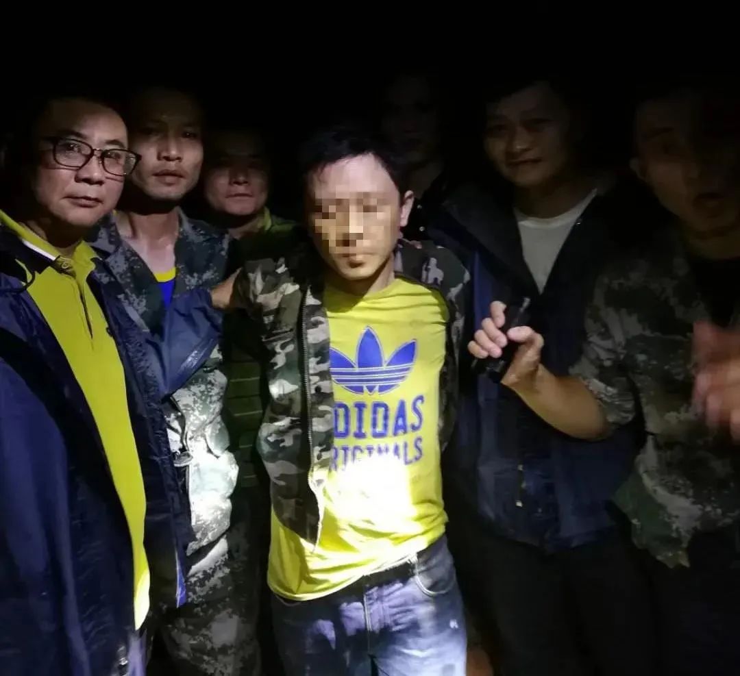 拒捕,鸣枪……悬赏100万通缉的"黑老大",抓到了!