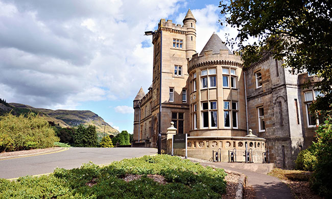 英国留学院校丨英国最美的校园:斯特灵大学