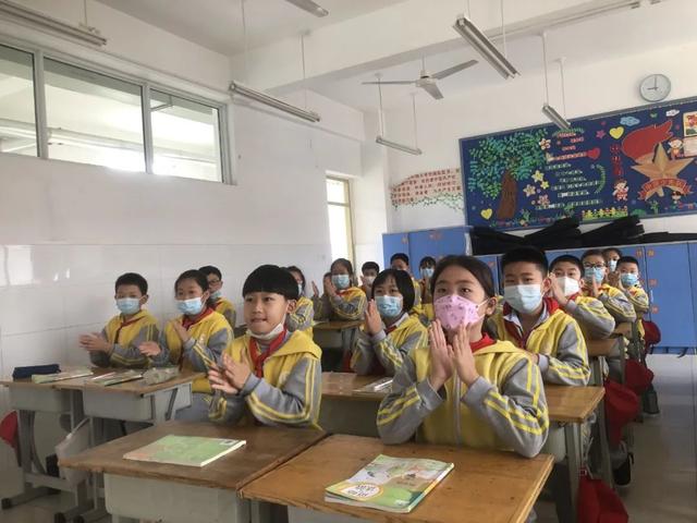 淄博高新区第二小学观看庆祝共产主义青年团成立100周年大会直播