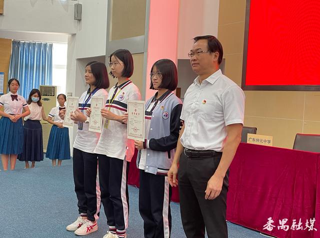 领导嘉宾为获奖学生代表颁奖