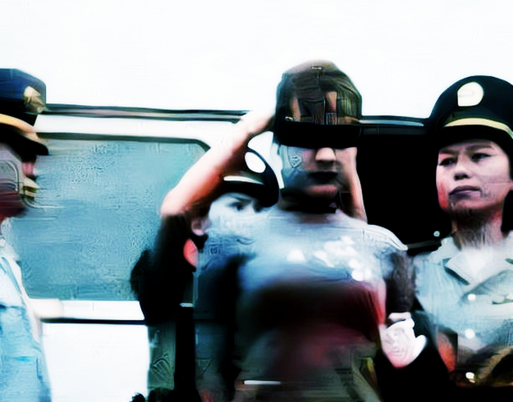 1996年,法警将一名女毒贩押送到昆明郊外的刑场.