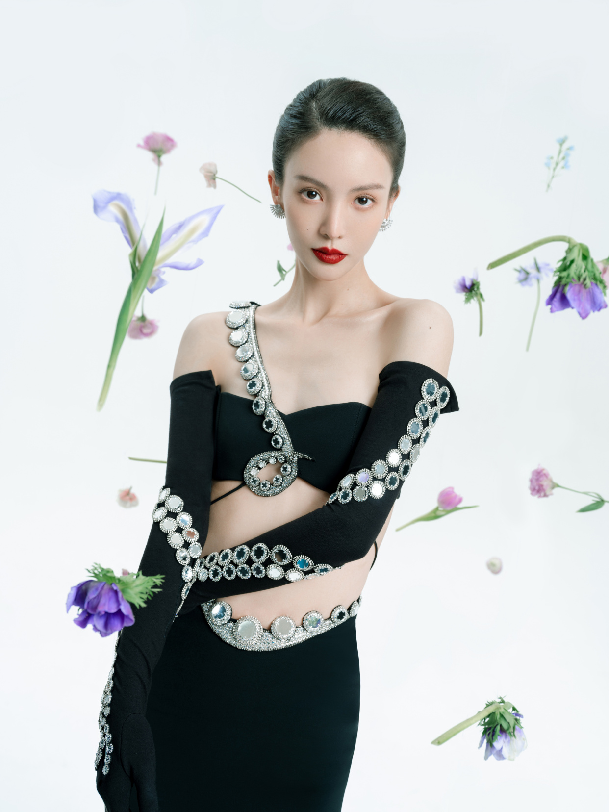 金晨微博之夜惊艳造型释出 抹胸蛮腰鱼尾裙 大胆前卫且很有时髦感