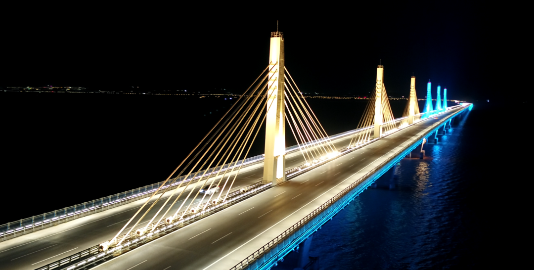 真美!乌海湖大桥"亮"起来了