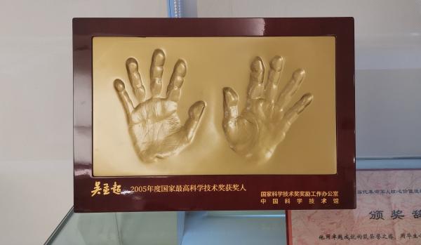 "这双有些变形的手,给患者生的希望"采集98岁吴孟超的手模,他感动落泪