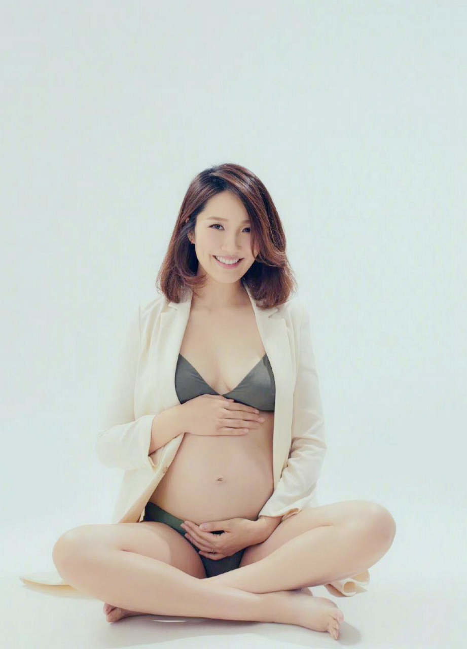 照片中还出现了李亚男和丈夫王祖蓝怀孕时的孕妇照