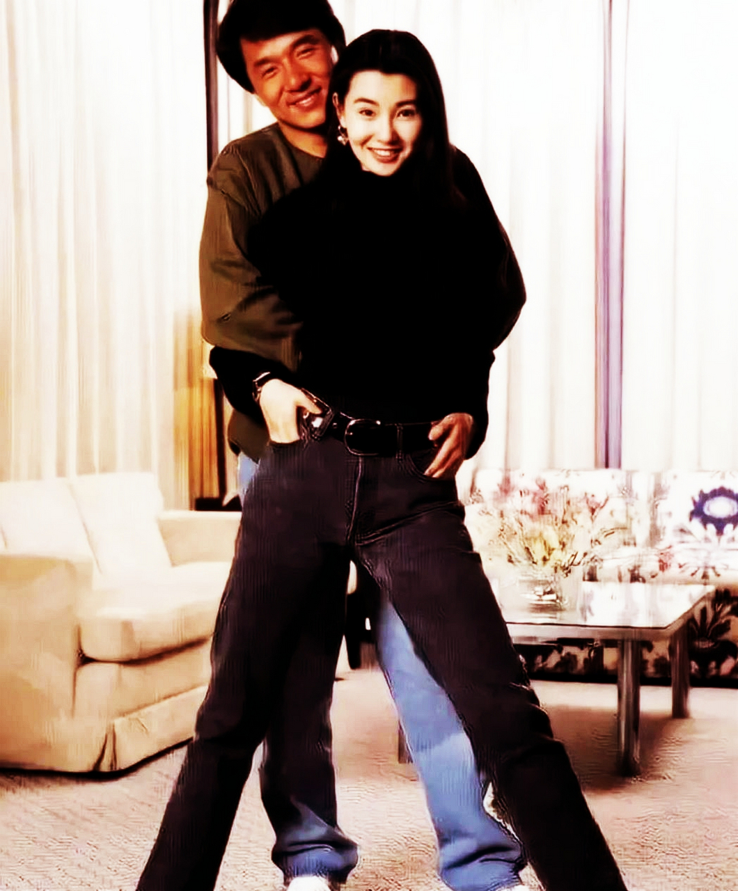 1990年代,一张当时年轻的成龙与张曼玉的合影引起广泛关注.