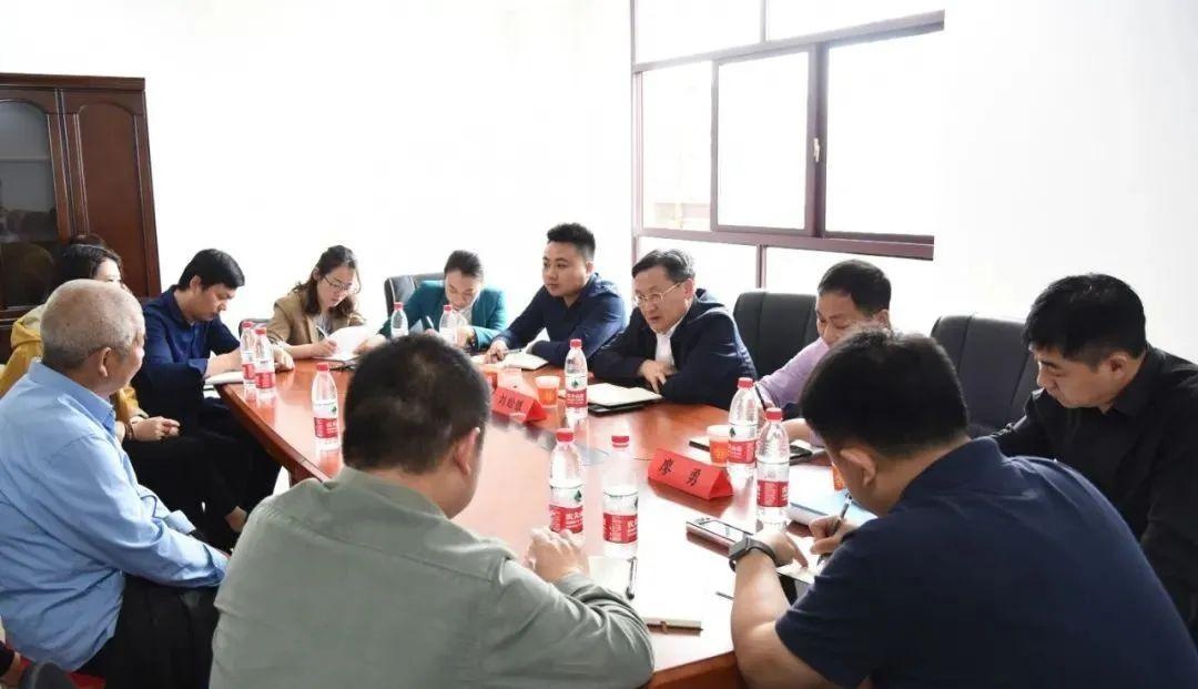 刘贻银深入磨石社区召开民情恳谈会