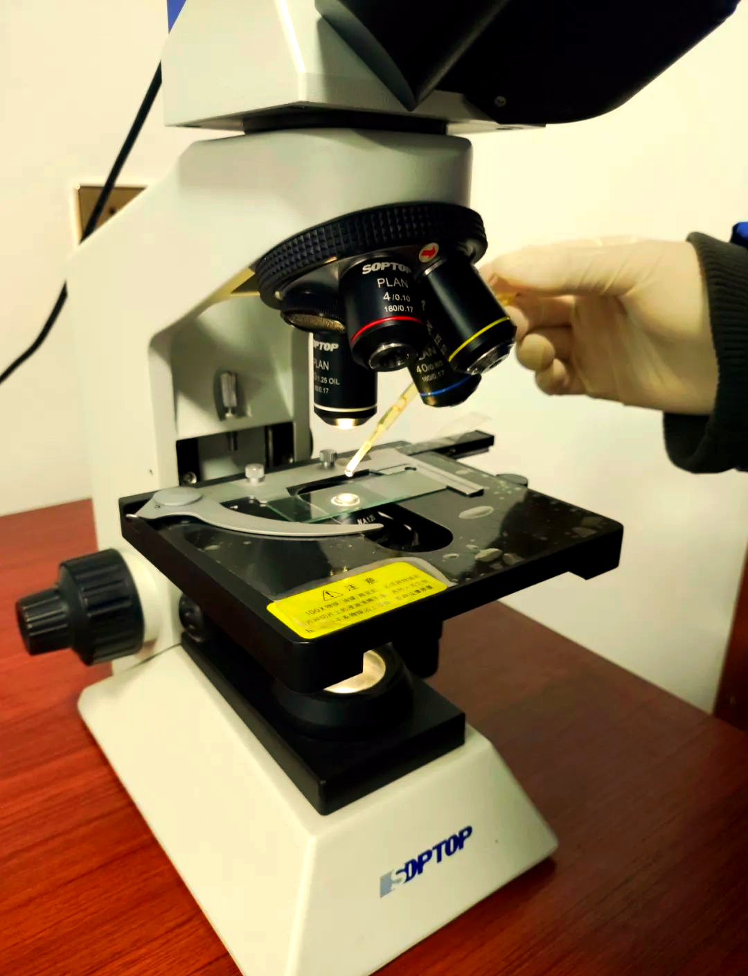 香柏油在显微镜中的多用途与选购指南