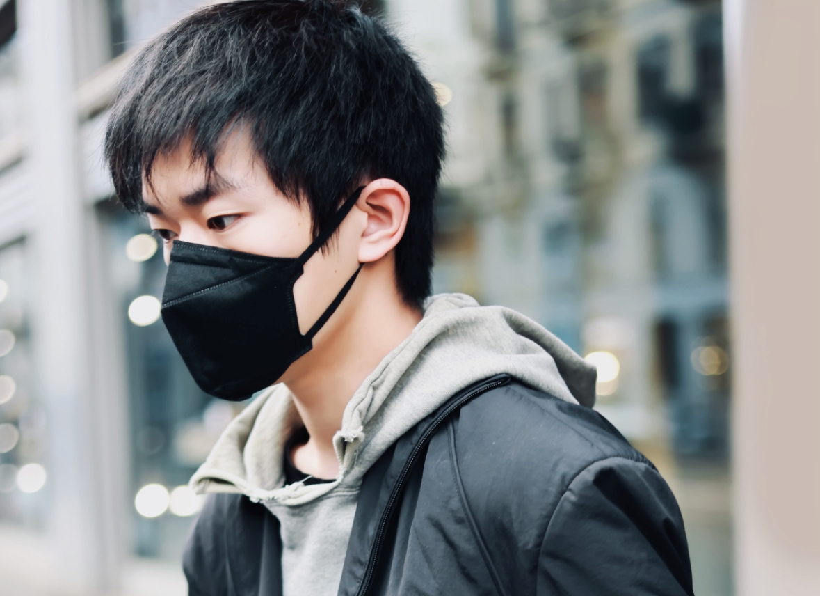 易烊千玺在意大利工作时的素颜饭拍曝光