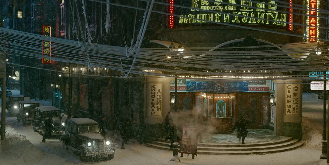 从剧情安排上来看,亚细亚电影院既是反派执行任务的聚焦点,同时也是