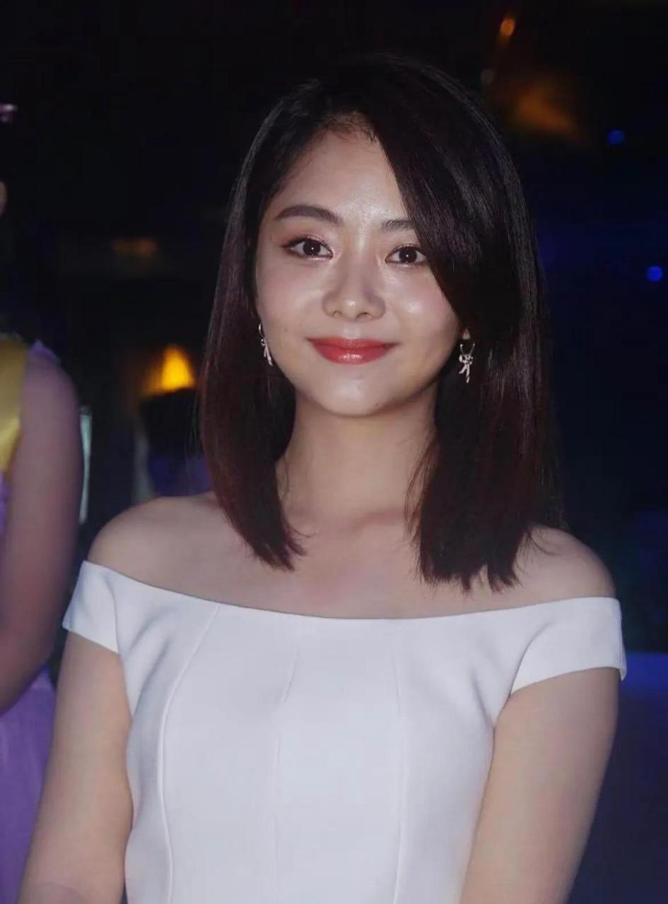 谭松韵到底有没有在脸上dongdao~ 这下巴是原生的吗?