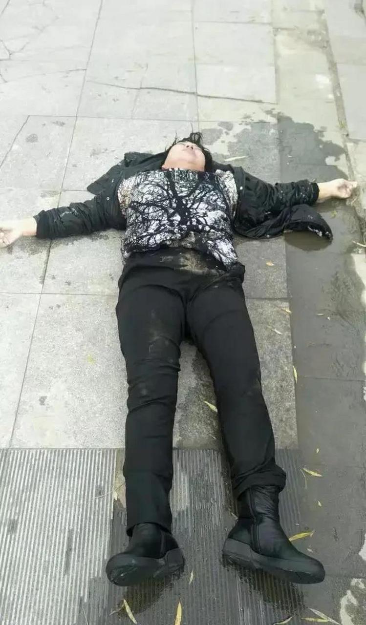 有人在南京医学院的下水道里发现了一具女性尸体,受害人名叫林伶,是