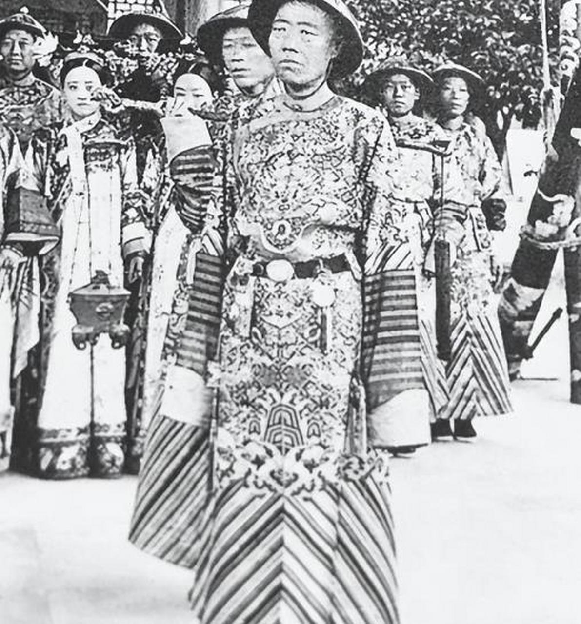 一宫女因为好奇,于是偷偷往房间里看了一眼,刚好看见李莲英在给慈禧