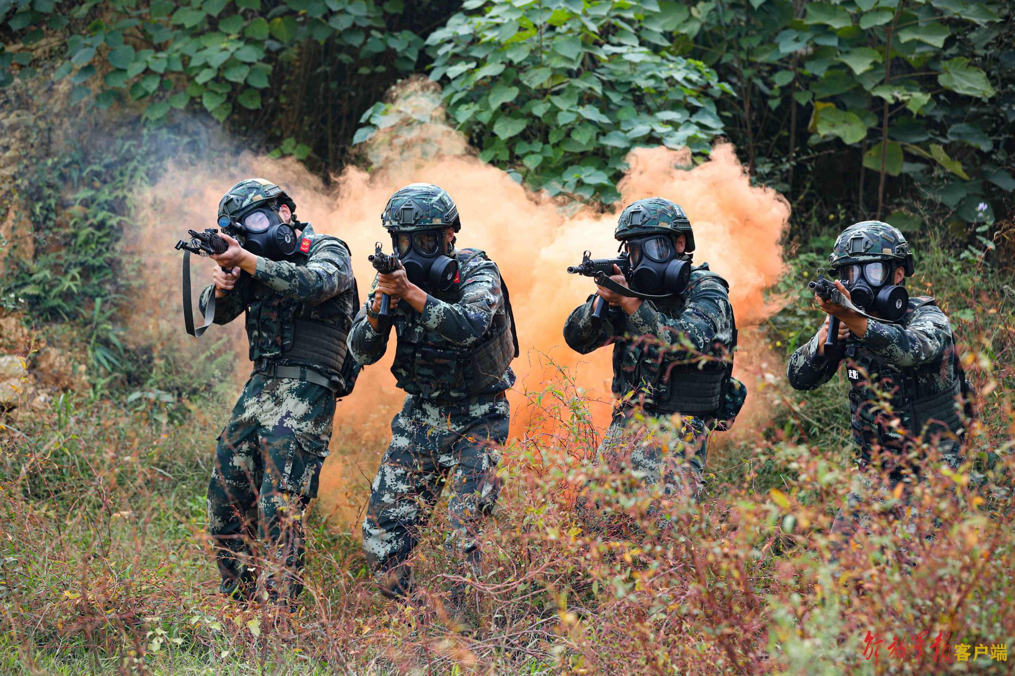 炫酷!直击武警官兵山地捕歼演练现场