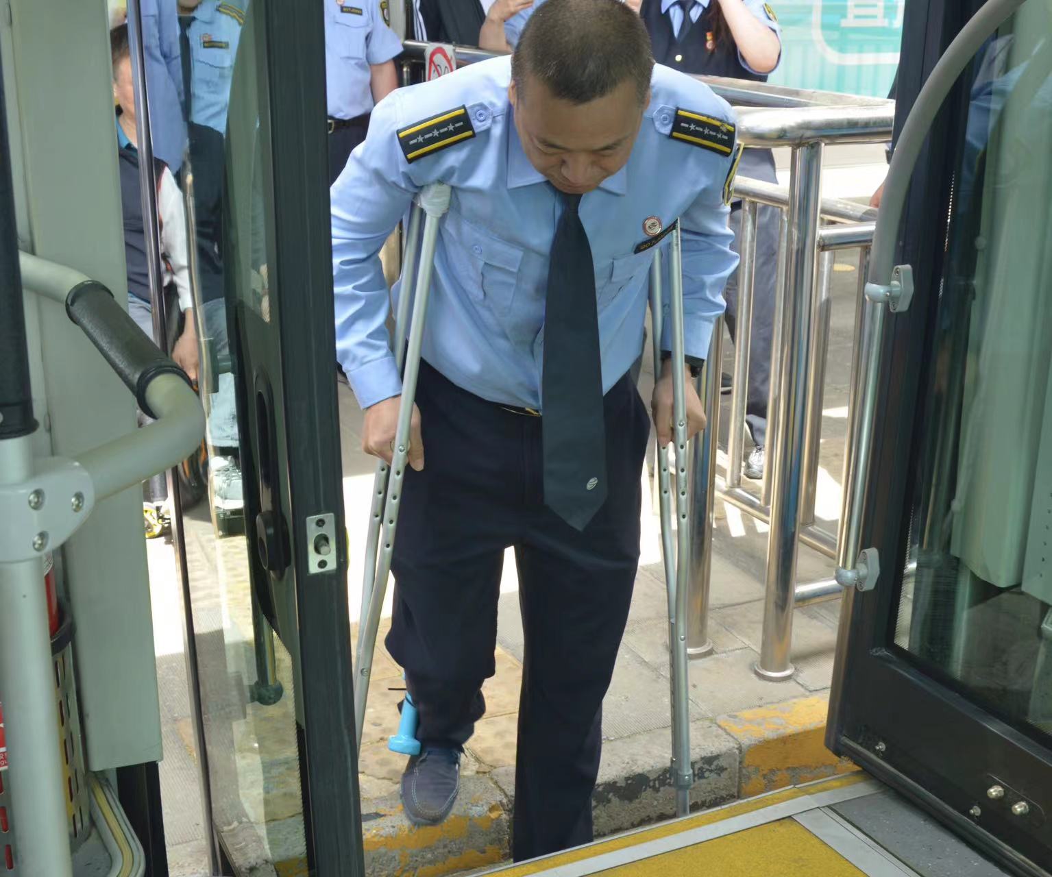 戴眼罩,拄拐杖……北京公交司机换位体验残障人士不便