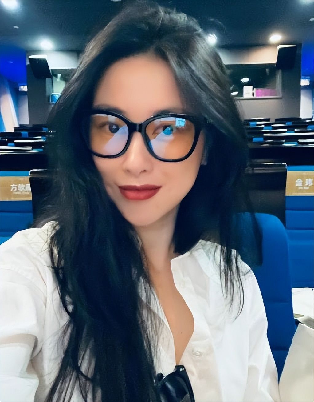 朱珠开学啦!素颜回归校园读书,少女感十足