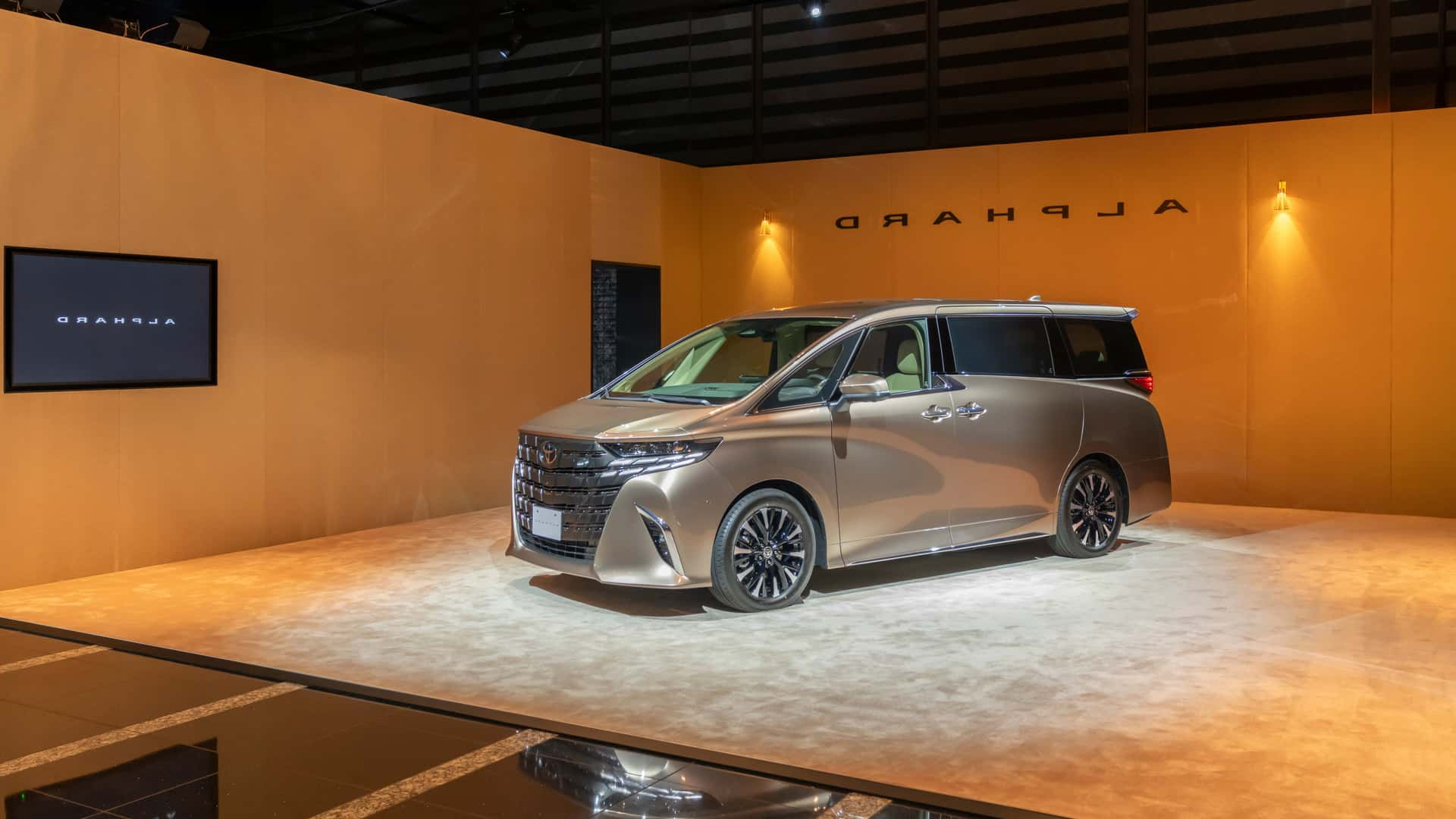 老板专属座驾,2024款丰田埃尔法全新登场,搭载2.5lhybrid发动机