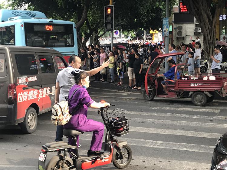 洪水当前,巴南区鱼洞街道最美"逆行者"洪流中淌出生命通道