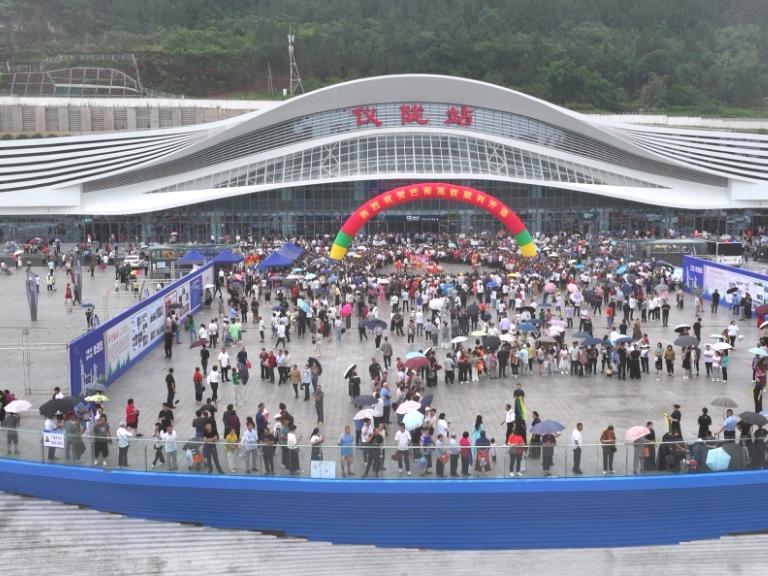 巴南高铁通车"满月",看看"一县两站"的仪陇高铁"月报"