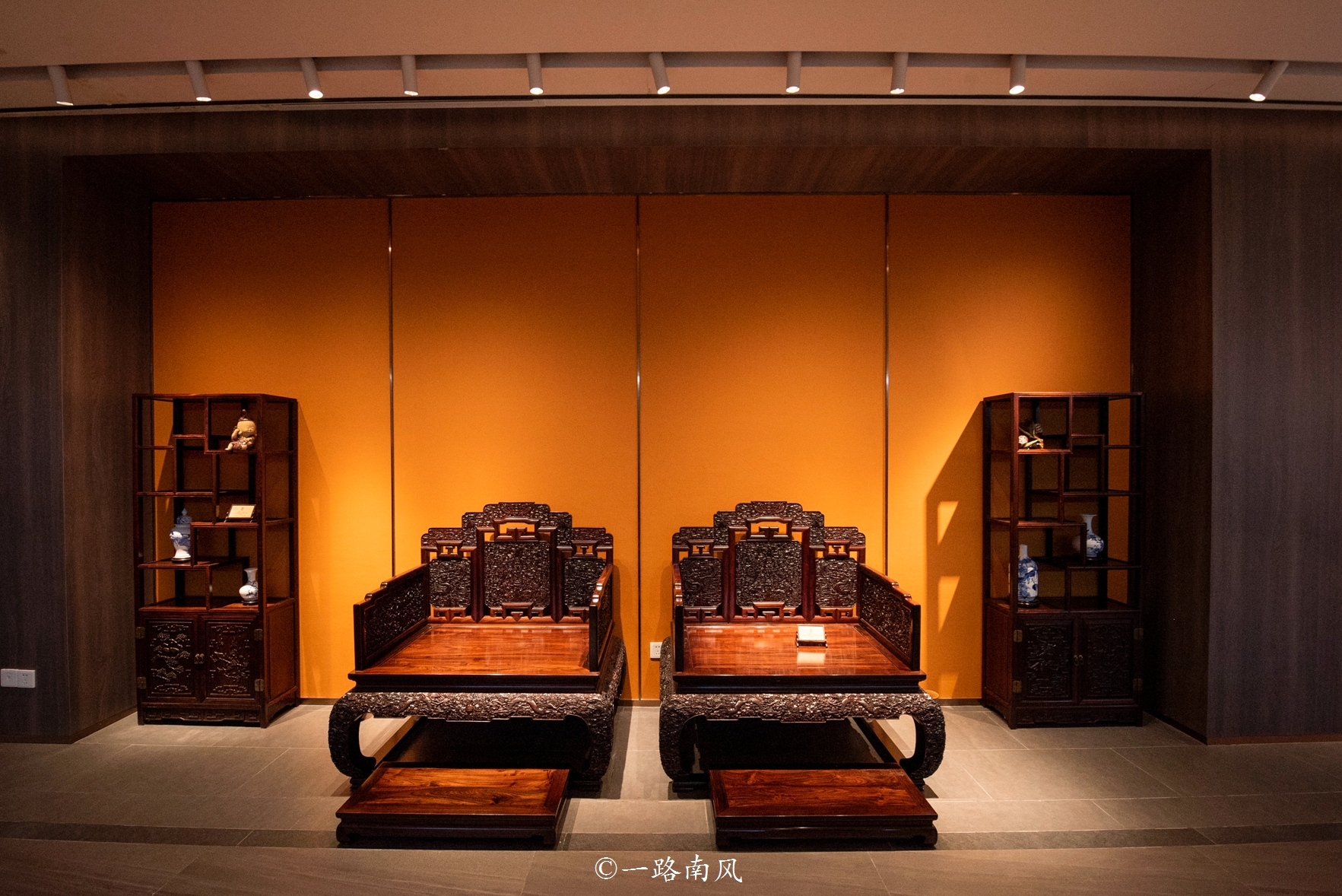 云浮这个地方真是不简单,一张床值1500万,随便一套家具几十万