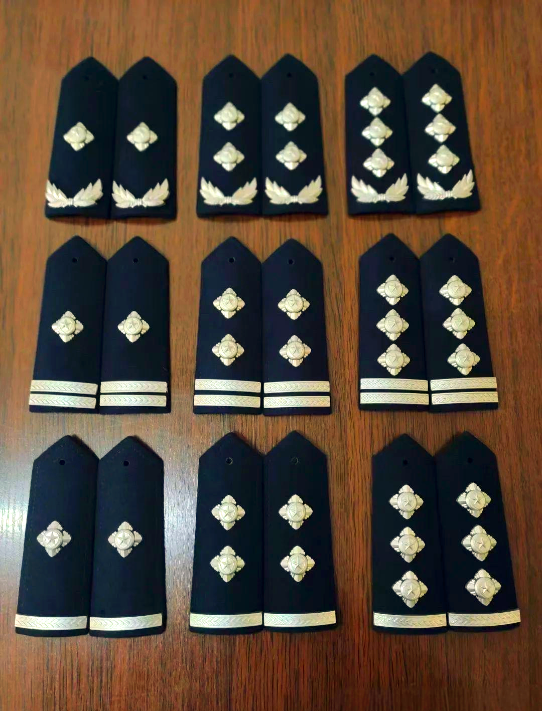 在公安,国安,司法,检察,法院等部门中,肩章的存在使得每一位执法者都