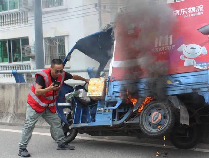 电动三轮车起火 消防紧急救援
