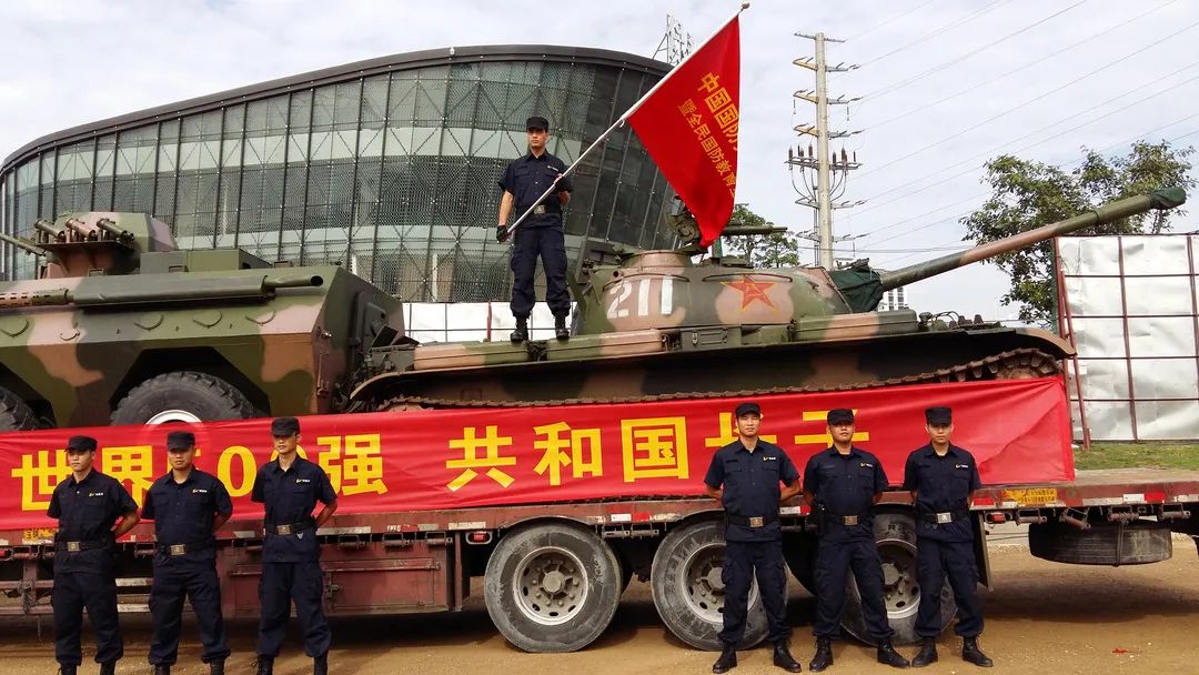 咱們長沙伢能有幸見到如此多的國防兵器,得虧了此次國防兵器展的承辦