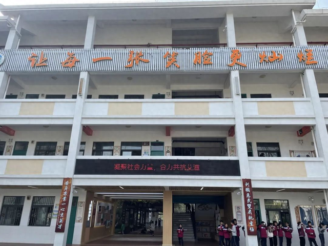 彭州市北城小学开展预防艾滋病知识宣传活动