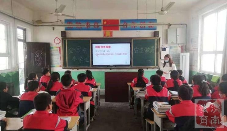 华州区大明初级中学召开"安全主题教育"班会