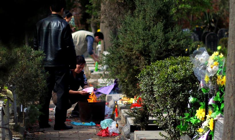 祭祀烧纸时,有烧掉一半的纸钱该怎么办?不要用木棍挑动