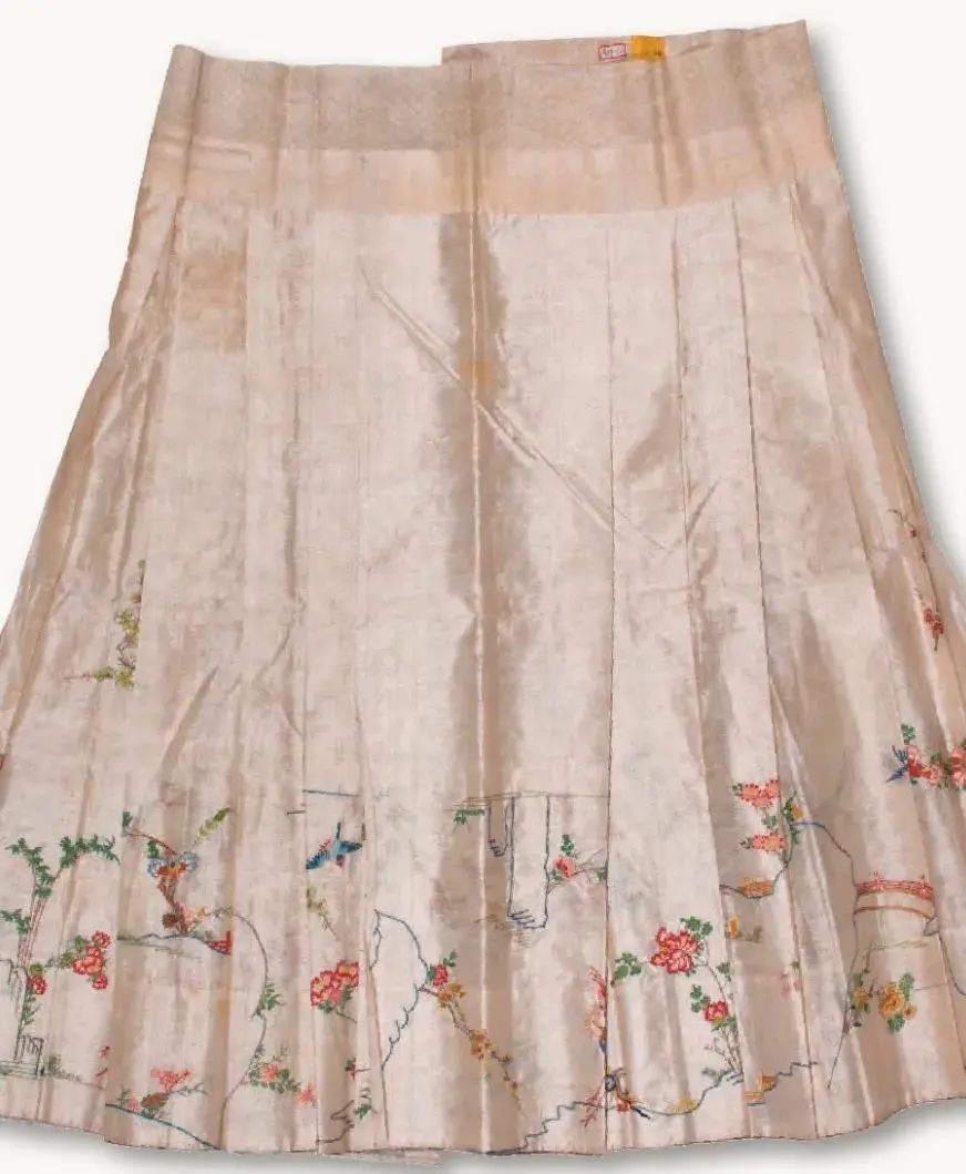 在山东博物馆的30件套明代服饰里,就有两件非常吸睛的百褶裙——马面