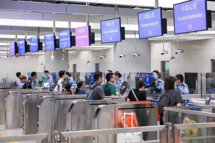 西九龙边检站端午假期查验出入境人员超20万人次