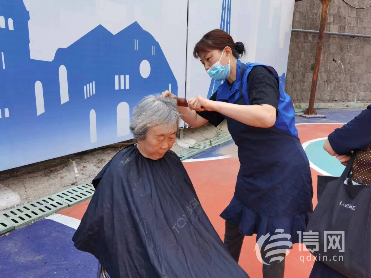 海伦路街道开展便民服务 志愿者热心检修楼道感应灯