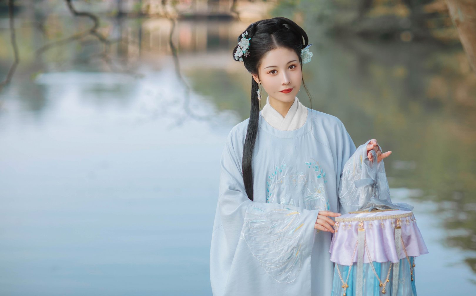 被这种"云梦"汉服美到了,淡雅的蓝色很衬人,上身后优雅又温柔